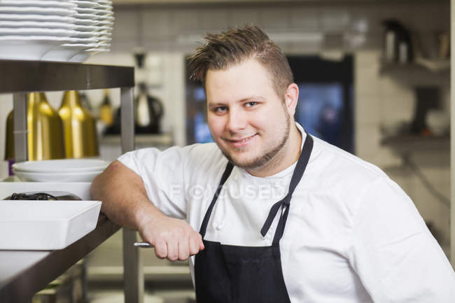 Шеф-кухар стоїть на комерційній кухні — стокове фото