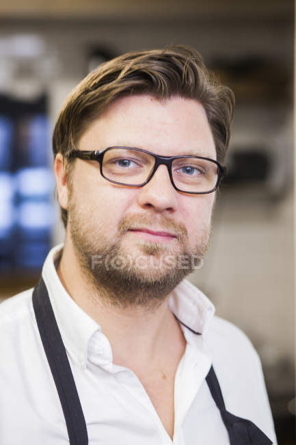 Chef confiante na cozinha comercial — Fotografia de Stock