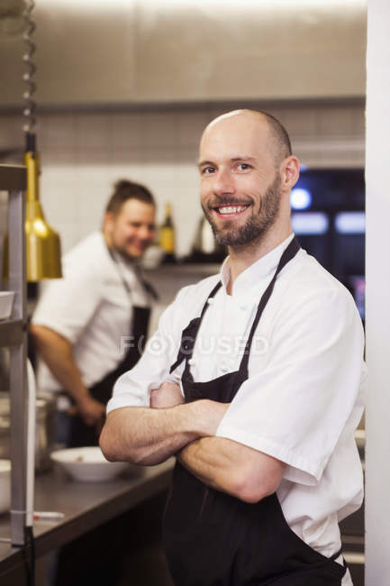 Щасливий шеф-кухар, що стоїть на руках схрещених — стокове фото