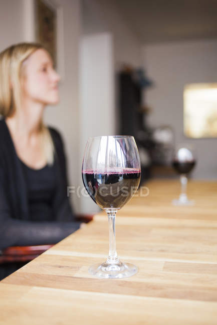 Mujer sentada en el restaurante - foto de stock
