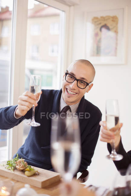 Homem segurando flauta de champanhe — Fotografia de Stock