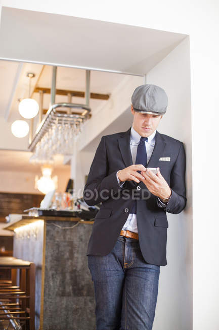 Homme utilisant un téléphone intelligent — Photo de stock