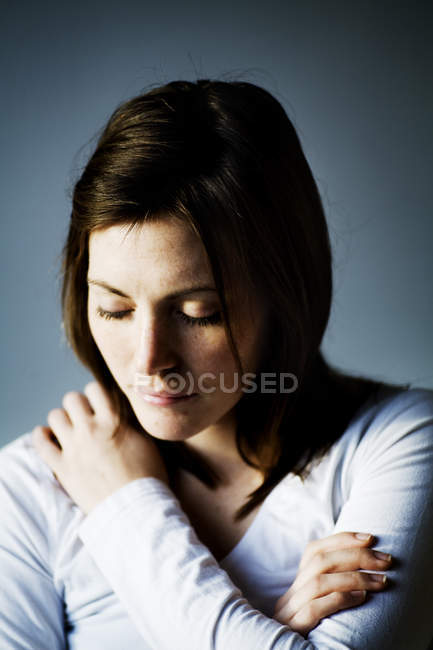 Nahaufnahme einer Frau mit geschlossenen Augen — Stockfoto