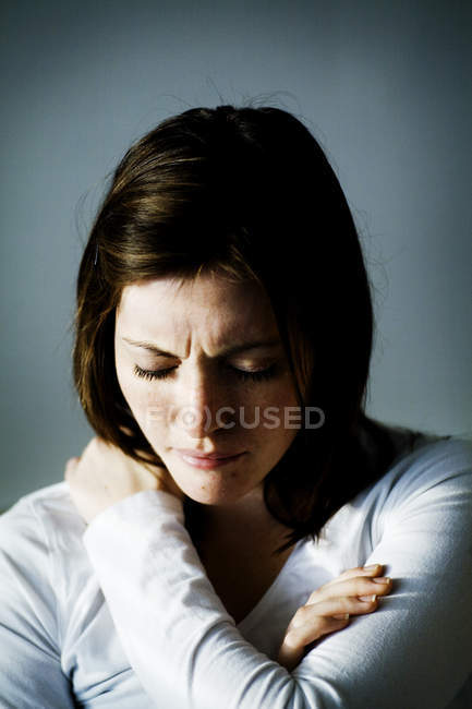 Visão de perto da mulher que sofre de dor de pescoço — Fotografia de Stock