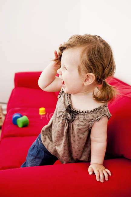 Brincalhão bonito bebê menina — Fotografia de Stock