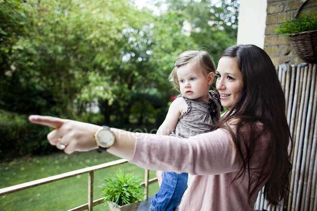 Mother showing something to baby — Stock Photo