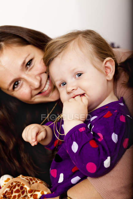 Sonriente madre y bebé - foto de stock