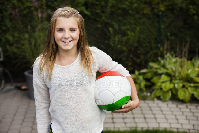 Menina feliz segurando bola de futebol — Fotografia de Stock