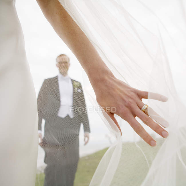Groom sendo visto através do véu da noiva — Fotografia de Stock