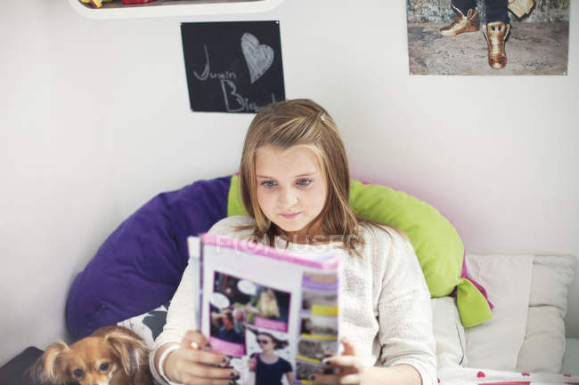 Chica leyendo novela - foto de stock