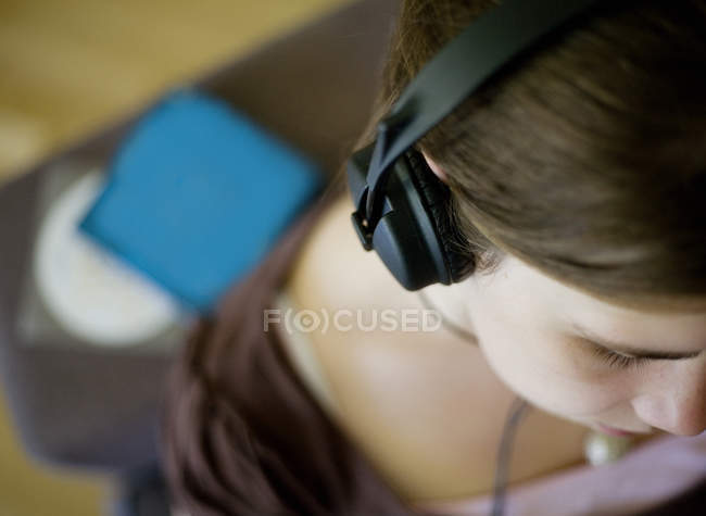 Woman listening music at home — Stock Photo