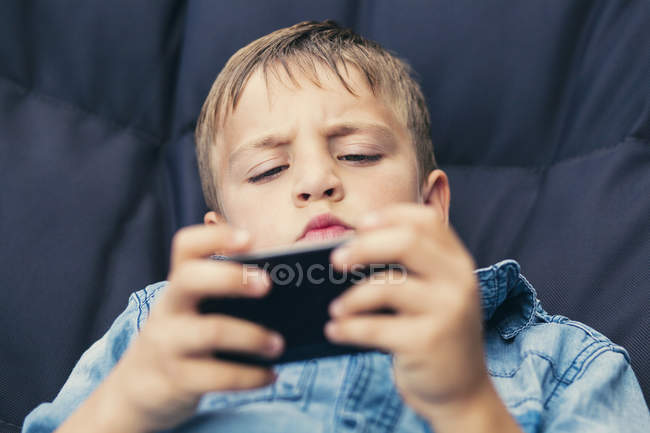 Хлопчик використовує мобільний телефон — стокове фото