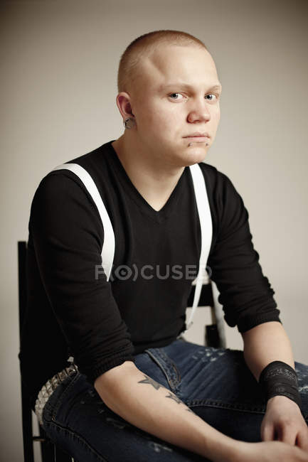 Oung man sitting on chair — Stock Photo