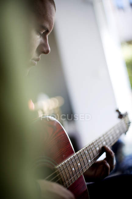 Homme jouant de la guitare — Photo de stock