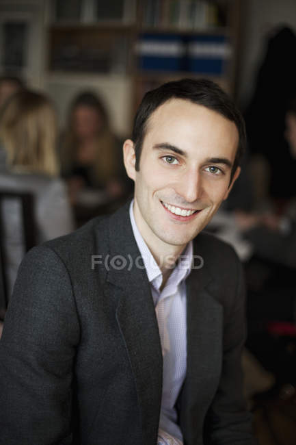 Homem de negócios feliz sentado no café — Fotografia de Stock