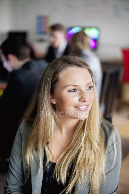 Mulher sorridente sentada no café — Fotografia de Stock