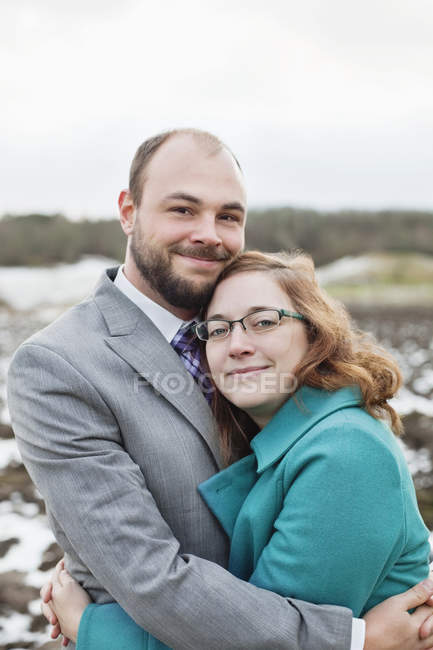 Retrato de casal sorridente abraçando ao ar livre — Fotografia de Stock