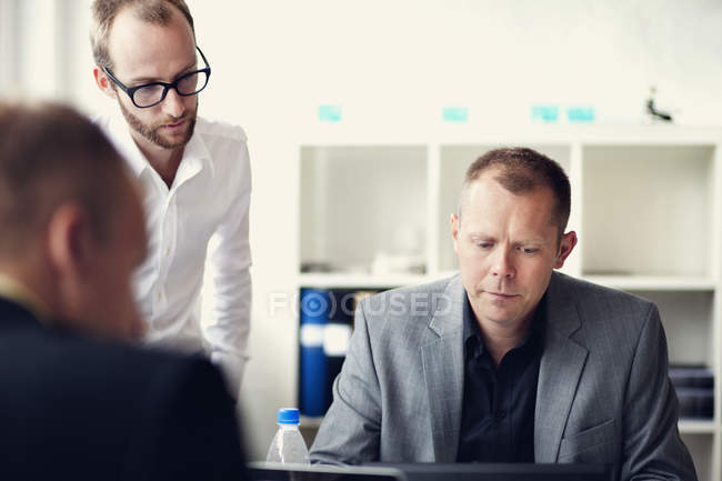 Empresários durante reunião — Fotografia de Stock