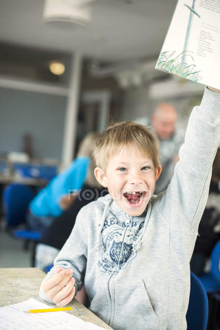 Retrato de niño alegre - foto de stock