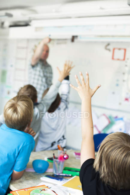 Enfants levant la main — Photo de stock
