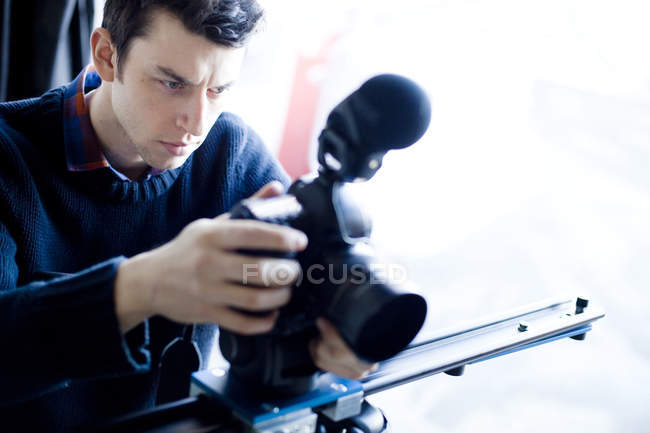 Uomo fotografare attraverso la fotocamera — Foto stock