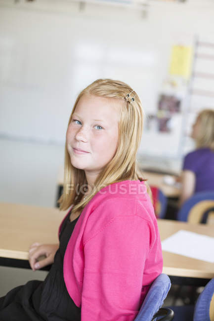 Portrait d'écolière confiante — Photo de stock