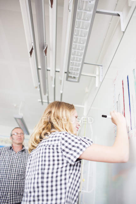 Teacher standing with student — Stock Photo