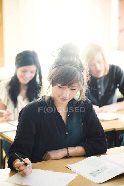 Estudantes do ensino médio estudando em sala de aula — Fotografia de Stock