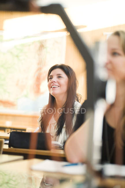 Estudante do ensino médio feminino sorridente em sala de aula — Fotografia de Stock