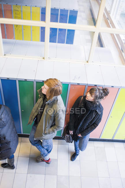Vista de ángulo alto de los estudiantes de pie en vestuario - foto de stock