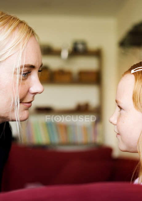 Profilbild der Mutter, die Tochter im Haus ansieht — Stockfoto