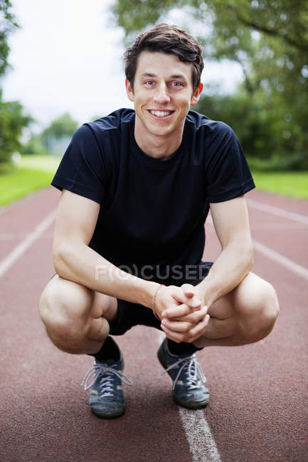 Bonito jovem atleta masculino — Fotografia de Stock