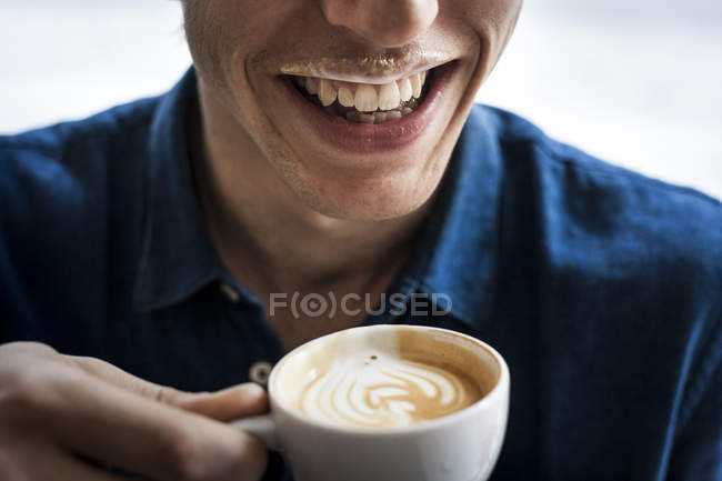 Homem com cappuccino — Fotografia de Stock