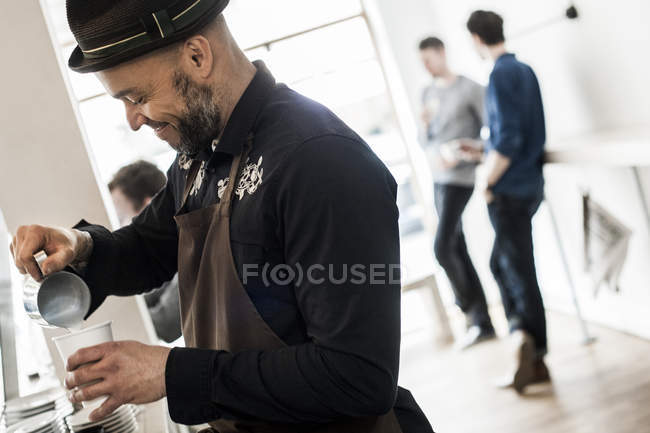 Médio adulto barista fazendo cappuccino — Fotografia de Stock