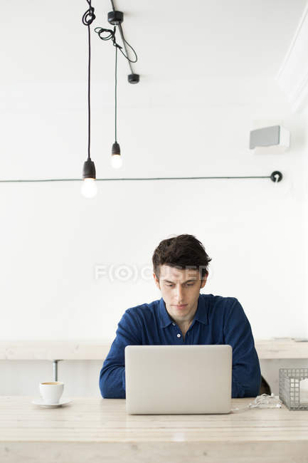 Homem adulto médio usando laptop — Fotografia de Stock