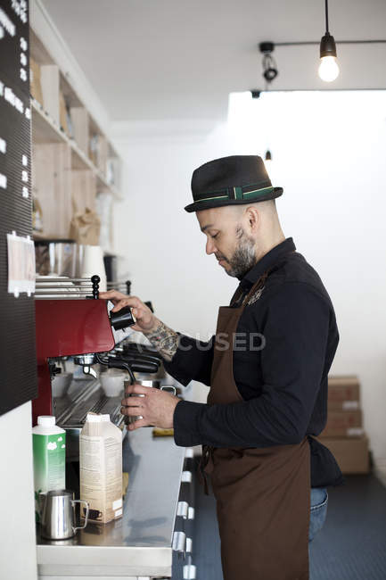 Mittlerer erwachsener Barista bereitet Kaffee zu — Stockfoto