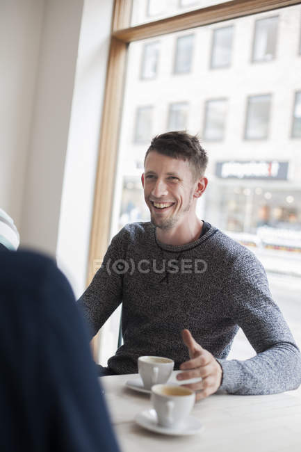 Hombre hablando con amigo - foto de stock
