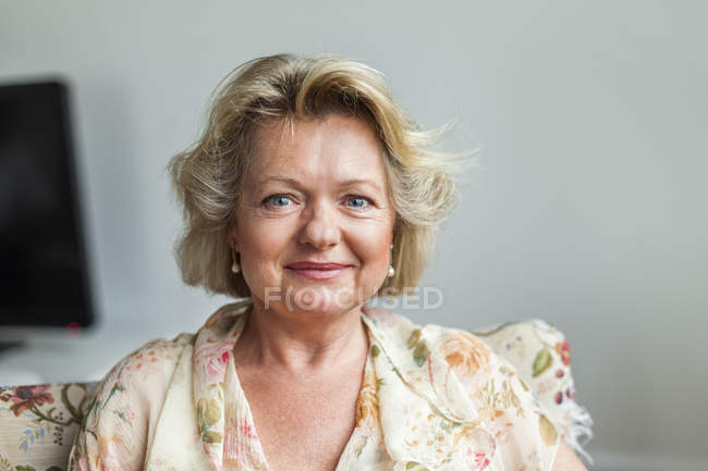 Retrato de mulher madura feliz — Fotografia de Stock