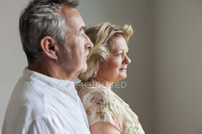 Side view of couple against gray — Stock Photo