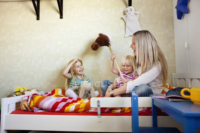 Glückliche Mutter und Töchter — Stockfoto