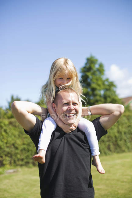 Glücklicher Vater trägt Tochter — Stockfoto