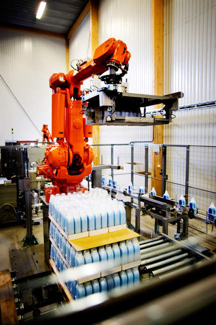 Garrafas sendo processadas em máquinas na fábrica — Fotografia de Stock