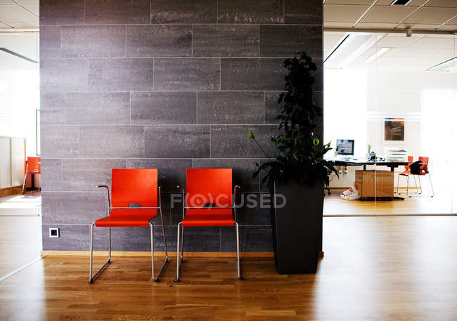 Orangefarbene Stühle im Büro-Foyer — Stockfoto