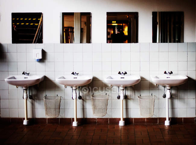 Pias em banheiros públicos — Fotografia de Stock