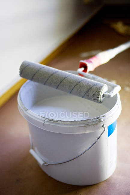 Rodillo de pintura en lata en casa - foto de stock
