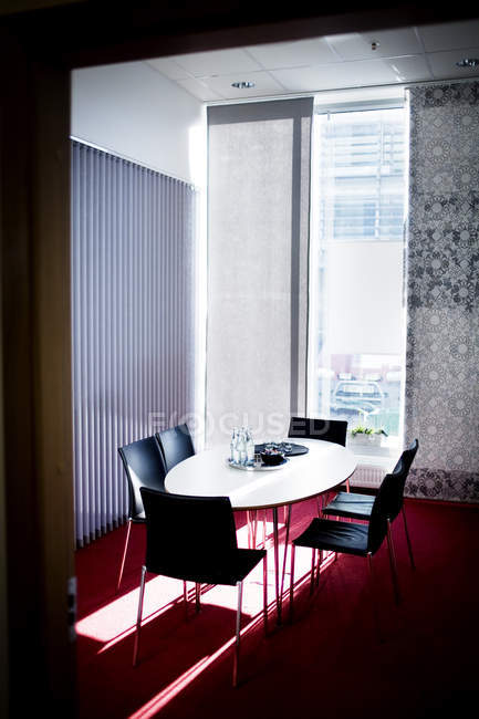 Chaises et table disposées au restaurant — Photo de stock