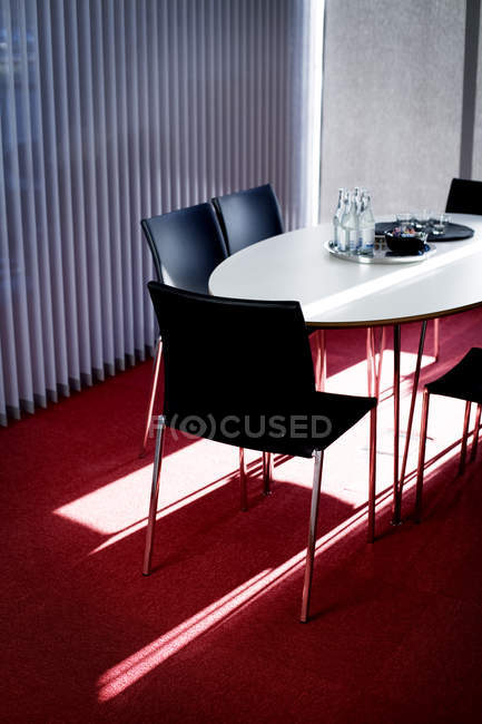 Стільці і стіл в ресторані — стокове фото