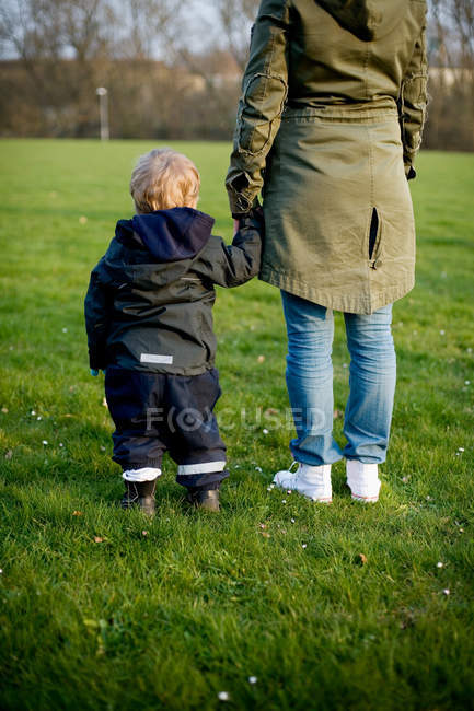 Женщина, стоящая с сыном — стоковое фото