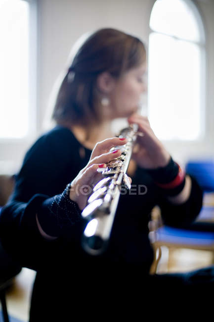 Mujer tocando flauta - foto de stock