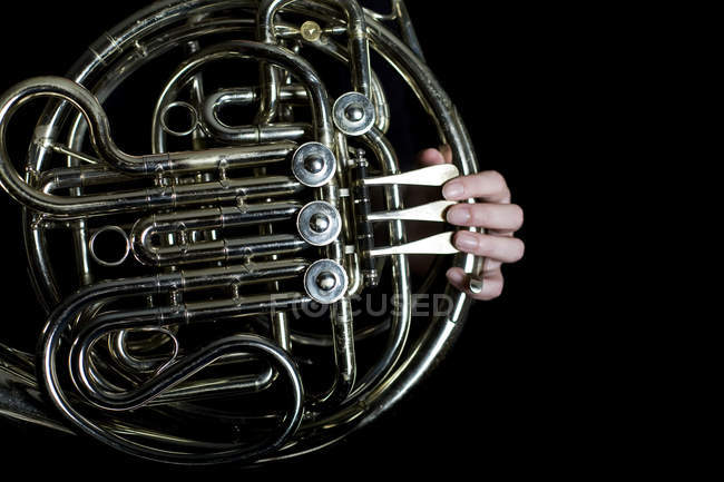 Mani che suonano il corno francese — Foto stock